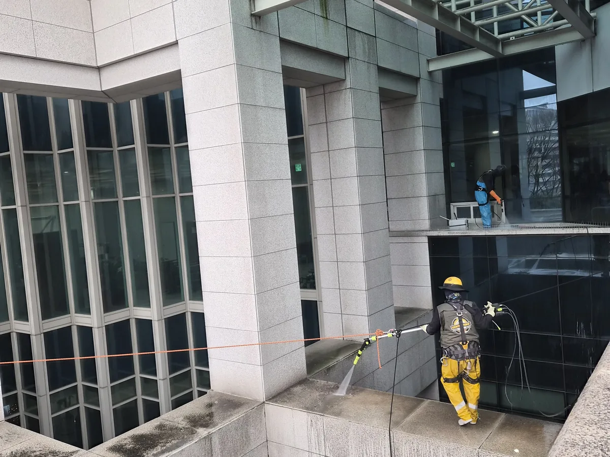 구례군 구례읍 상가건물 옥상 파라펫 장비 주변 정밀 위생청소 사례 - 행진크린
