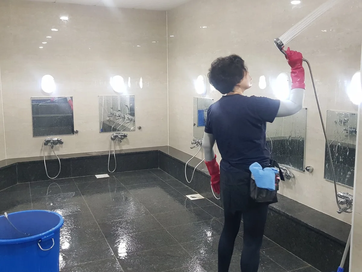 신안군 자은면 목욕탕 탈의실·파우더룸 바닥 위생청소 사례 - 행진크린